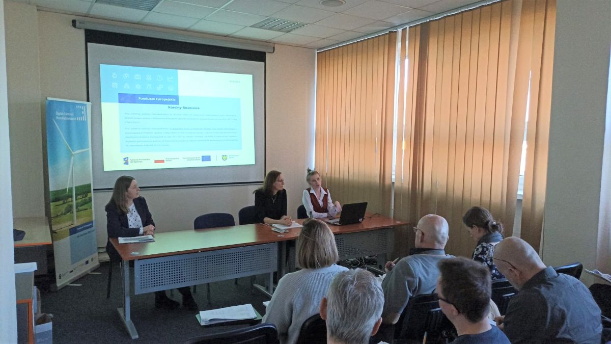 Obraz przedstawia osoby szkoloce i uczestników na sali szkoleniowej