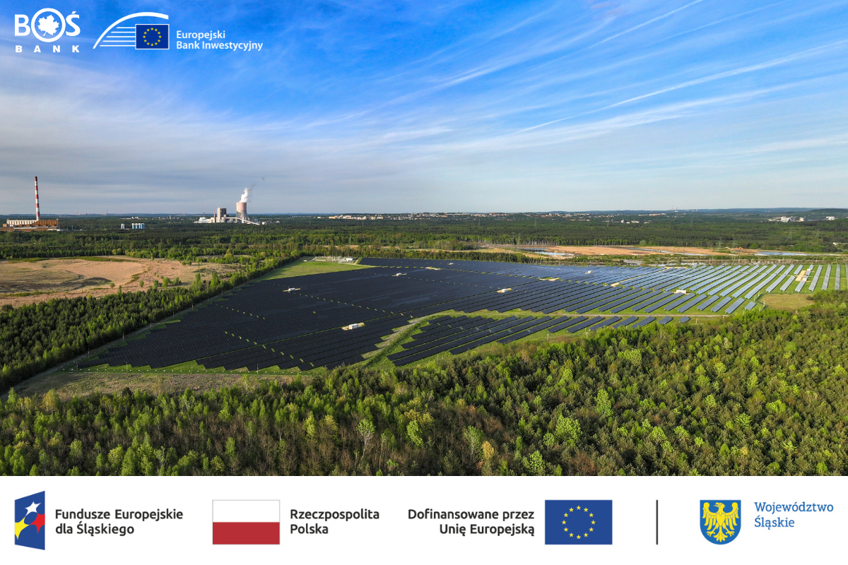 Zdjęcie farmy instalacji fotowoltaicznych, na dole logotypy programu Fundusze Europejskie dla Śląskiego, u góry logotypy BOŚ Banku i Europejskiego Banku Inwestycyjnego