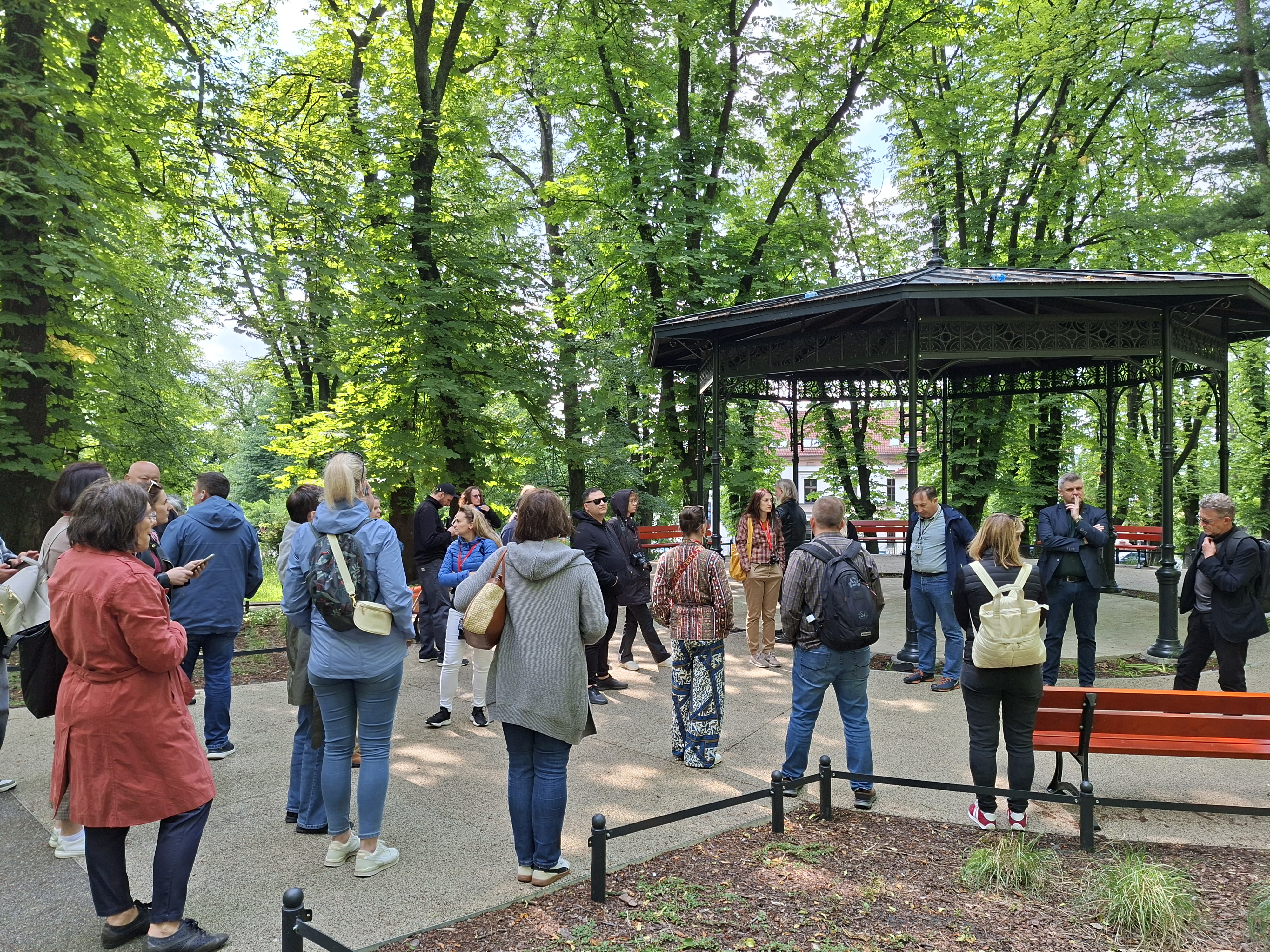 Uczestnicy wizyty studyjnej zwiedzają zrewitalizowane przestrzenie w województwie śląskim