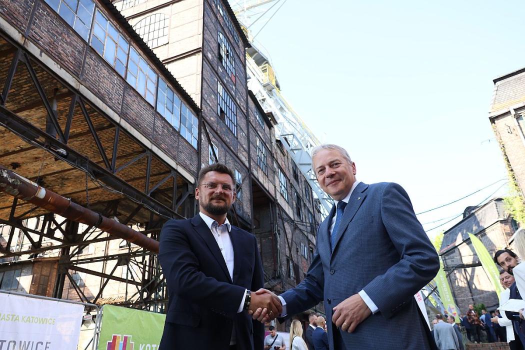 Marszałek Województwa Śląskiego Wojciech Saługa i Prezydent Katowic Marcin Krupa w miejscu realizacji projektu