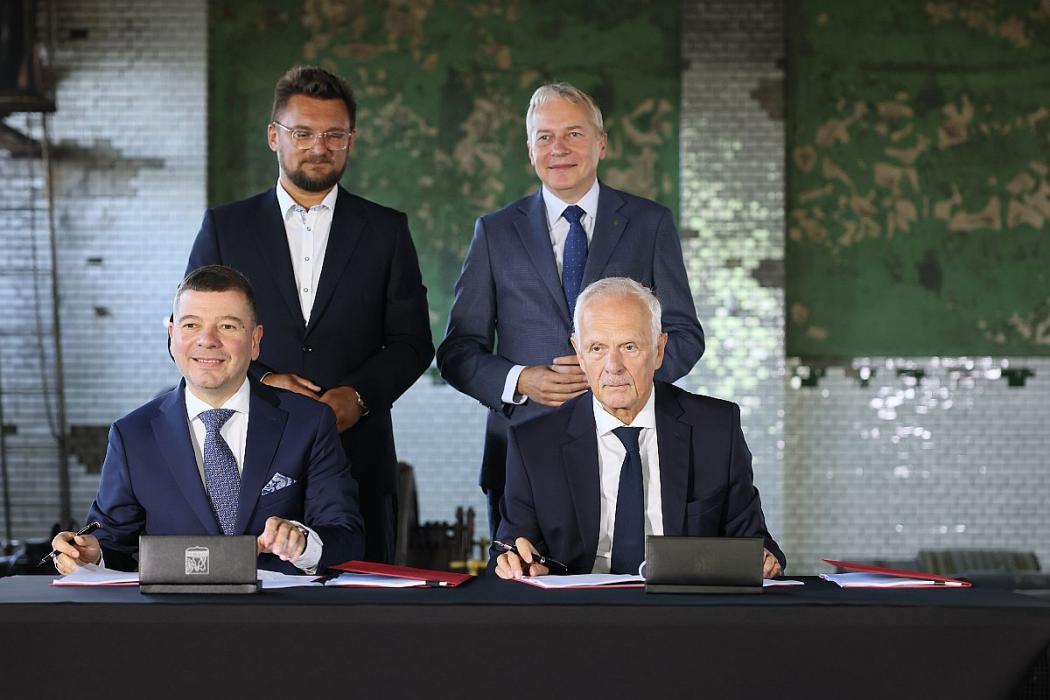 Przedstawiciele Miasta Katowice, Województwa Śląskiego i wykonawcy projektu przy podpisaniu umowy