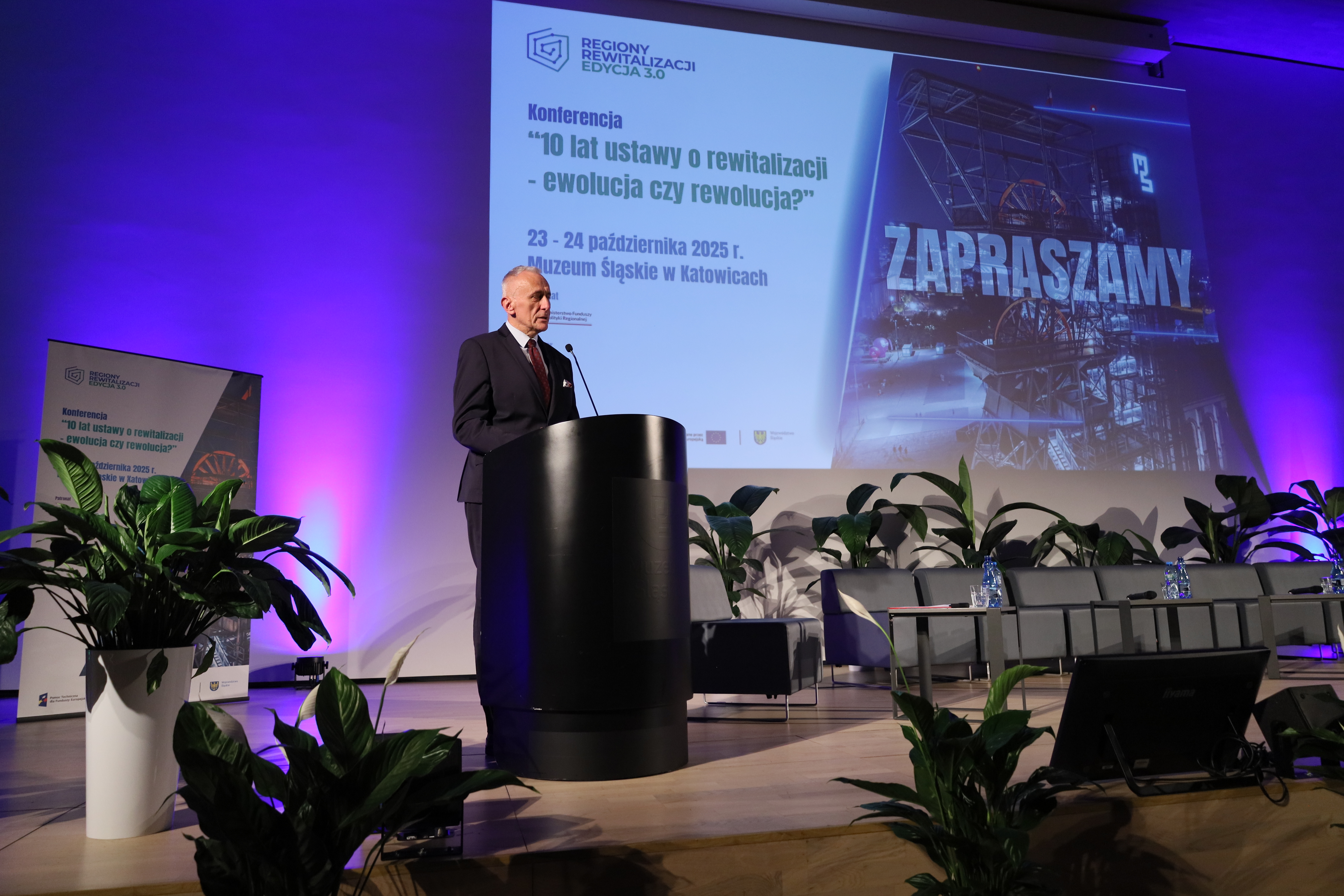 Wicemarszałek Leszek Pietraszek podczas przemowy otwierającej konferencję