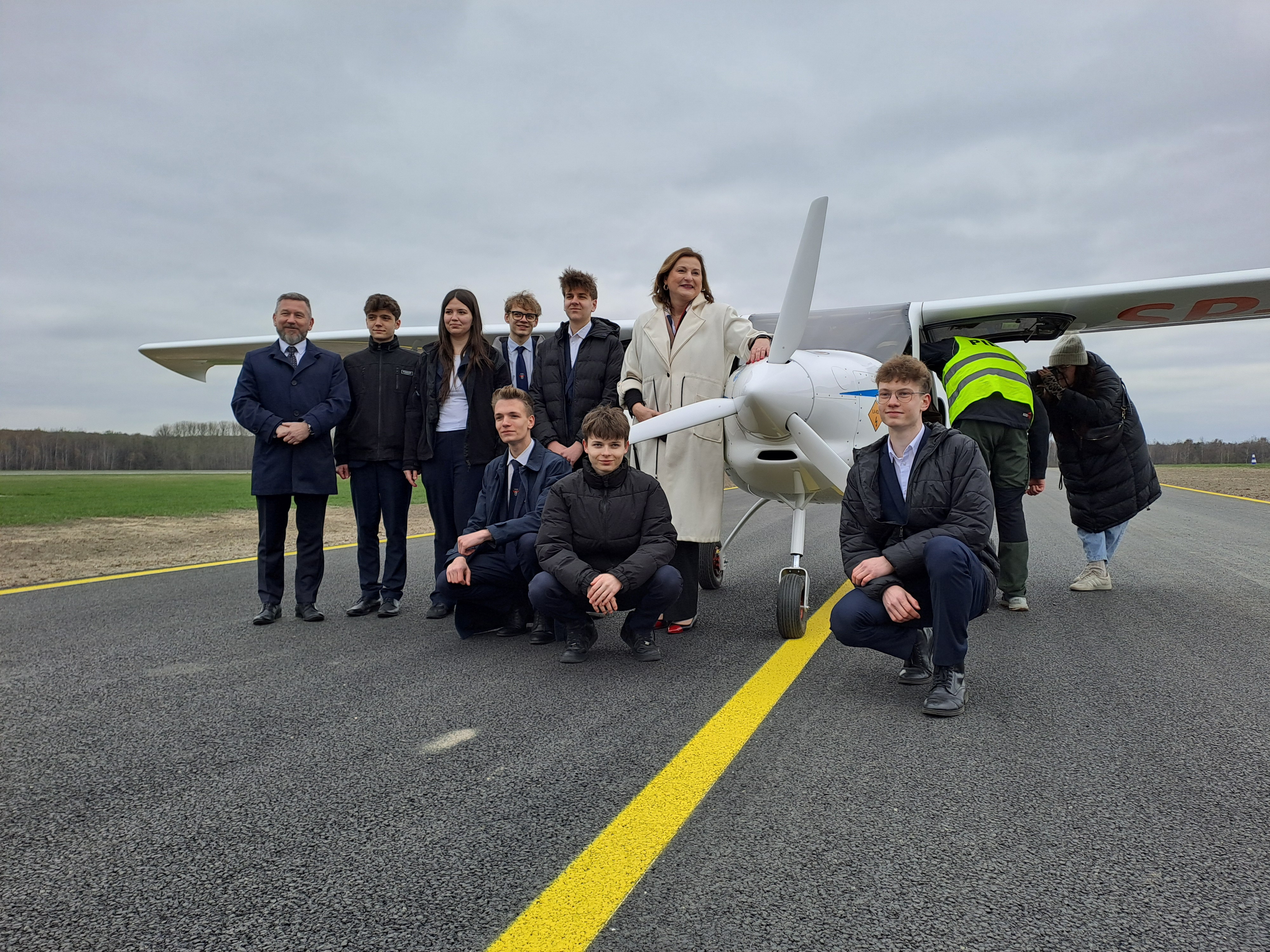 Uczniowie i dyrekcja Technikum Lotnictwa w Katowicach na tle elektrycznego samolotu zakupionego z Funduszy Europejskich