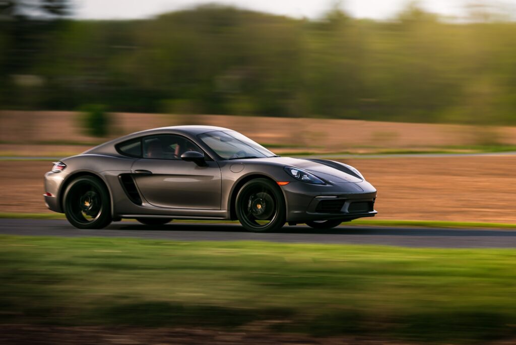 Element dekoracyjny - obraz przedstawia rozpędzone Porsche