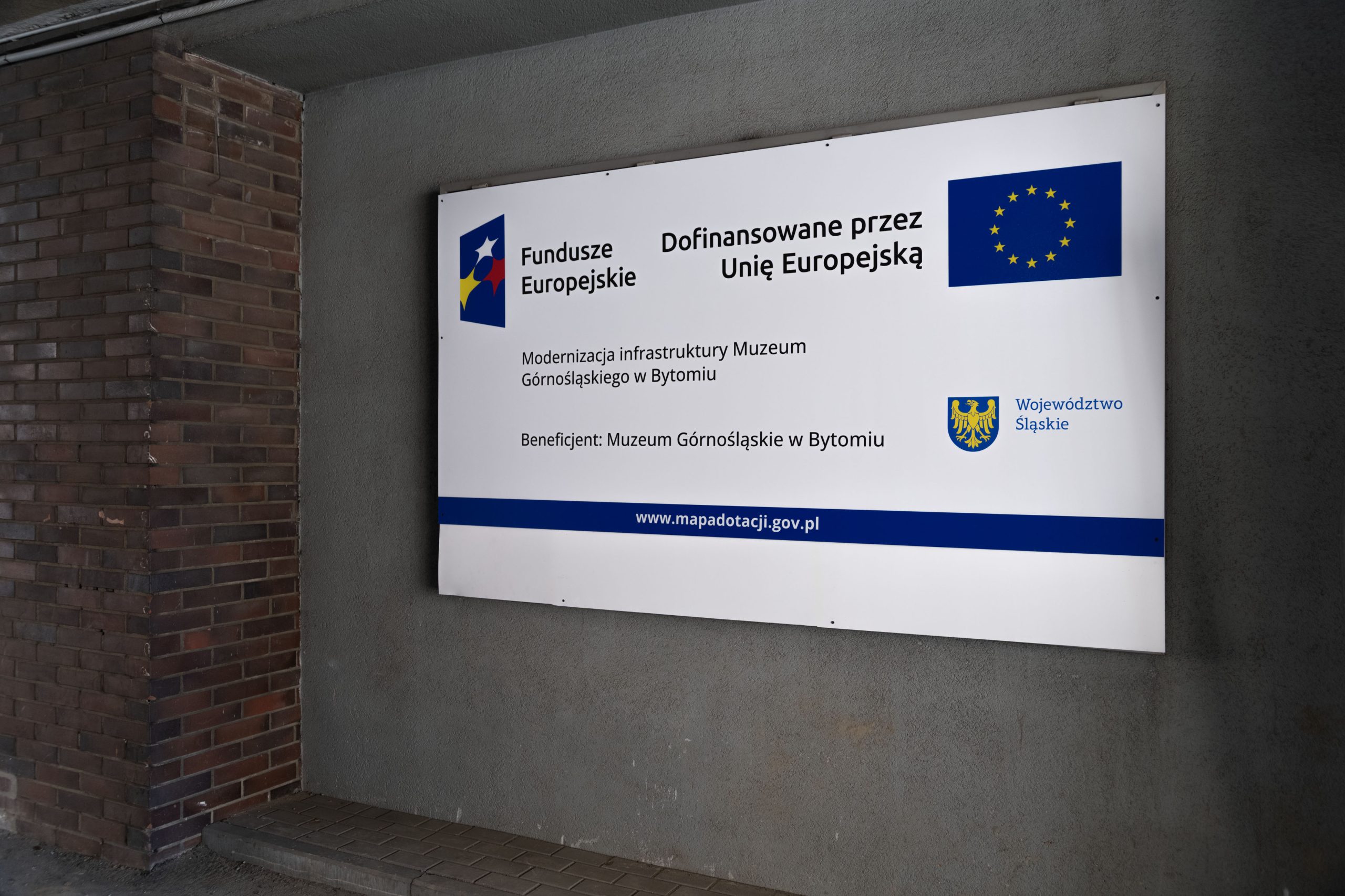 Tablica informacyjna inwestycji "Modernizacja infrastruktury Muzeum Górnośląskiego w Bytomiu"