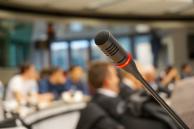 Zdjęcie poglądowe - zbliżenie na mikrofon podczas konferencji międzynarodowej