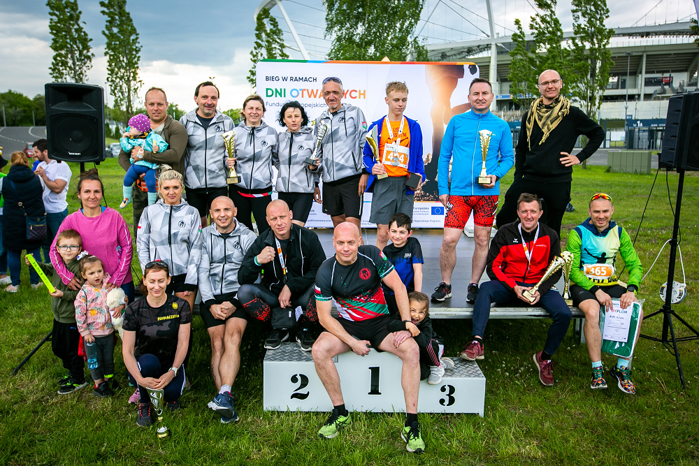 Zwycięzcy i uczestnicy zawodów biegowych w Parku Śląskim